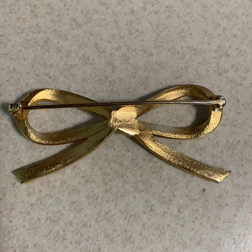 Trifari gold tone bow broach (98)